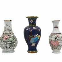 לוט של 3 חפצי נוי סינים הכולל: כד קלואזונה (Cloisonne) עשוי נחושת מוזהבת מעוטרת