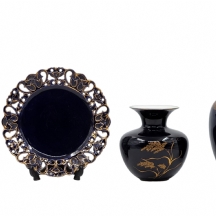 לוט של 4 חפצי פורצלן גרמנים שונים, יצרנים ודגמים שונים מעוטרים בזהב על רקע קובלט