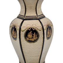 כד חרסינה איטלקי דקורטיבי מעוטר בזהב וחתום, בעל שש פאות