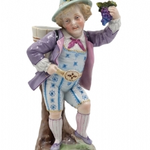 פסל פורצלן צרפתי עתיק בדמות בוצר ענבים.