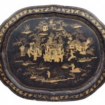 מגש אנגלי עתיק מהמאה ה-18, עשוי פפיאה מאשה (Papier-mache), ומעוטר בזהב על לכה