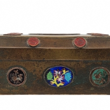 קופסה שולחנית סינית עתיקה בת יותר ממאה שנה, עשויה פליז ומעוטרת באמייל