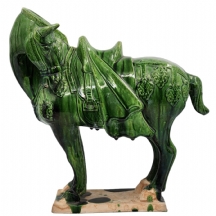 פסל סיני בסגנון שושלת טאנג (Tang dynasty) בדמות סוס, מעוטר זיגוג 'סנקאי' ירוק