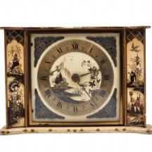 שעון שולחני אנגלי עשוי מתכת מעוטר באמייל בסגנון צ'ינוואזורה (Chinoiserie style)