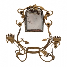 קישוט שולחני עתיק, מהמאה ה-19 עשוי מתכת צבועה זהב, במרכזו מראה עם פאזה, ושני פמ