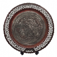 צלחת נחושת פרסית דקורטיבית לתלייה על הקיר, מעוטרת בריקוע עבודת יד אמן ומצופה