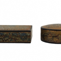 לוט של 2 חפצי נוי הודים שולחניים עשויים עץ ומעוטרים ציורי יד בלכה קשמירית