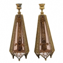 זוג פמוטים מרשימי, כפי הנראה אמריקאים, עשויים מתכת מוזהבת וזכוכית קרנברי