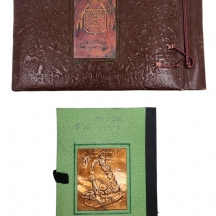 לוט של 2 אלבומים מעוטרים בתבליטי נחושת מרוקעת, בסגנון 'בצלאל'