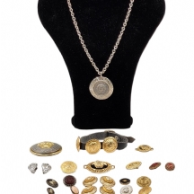 לוט של 46 תליונים, עגילים, סיכות, אבזמים,הרבה כפתורים ועוד רבים בסגנון וורסצ'ה