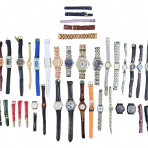 לוט של 26 שעוני יד ישנים שונים, משומשים, יד שניה, יצרנים שונים לא נבדק מצב עבודה