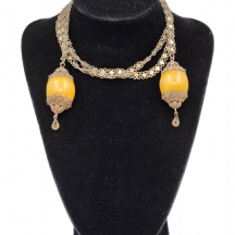 שרשרת כסף עתיקה בת כמאה שנה, עבודה תימנית, משולבת שני חרוזי בקליט בגוון ענבר