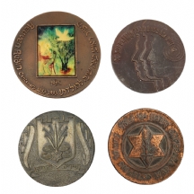 לוט של 3 מדליות ועוד סמל מתכת של עיריית נתניה, קוטר המדליה הגדולה: 7 ס"מ.