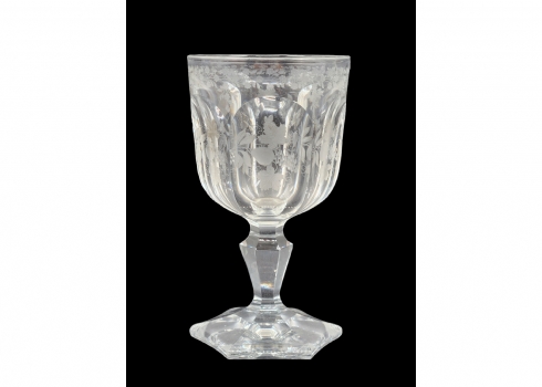 גביע זכוכית עתיק איכותי ומפואר, מעוטר עיטורי צריבה בדגם גפנים ואשכולות ענבים