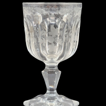 גביע זכוכית עתיק איכותי ומפואר, מעוטר עיטורי צריבה בדגם גפנים ואשכולות ענבים