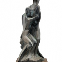 'זוג אוהבים' - פסל דקורטיבי, עשוי חומר יצוק צבוע אפור ובסיס עץ, לא חתום