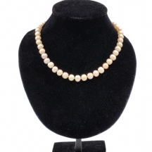 מחרוזת פנינים, בקוטר ממוצע של 1 ס"מ, אורך: 50 ס"מ.