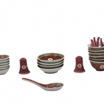 חלקי סט פורצלן סיני דגם 'אריכות החיים' (Mun Shou), יוצרו בעיר Jiangdezhen, חתום