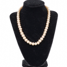 מחרוזת פנינים בקוטר ממוצע של 1 ס"מ, אורך: 44 ס"מ.