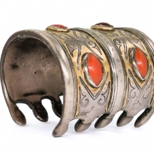 צמיד טורקמני עשוי 'כסף נמוך' ופליז ומשובץ אבני קורניאול בליטוש קאבושון