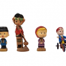 לוט של 4 בובות וצעצועים שונים