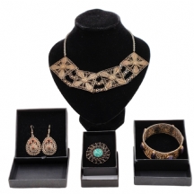 לוט של 5 תכשיטי מתכת עשויים בעבודת פיליגראן עדינה ואיכותית