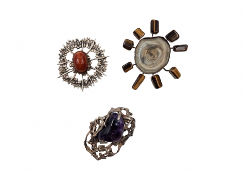 לוט של 3 סיכות אומנותיות גדולות מיימדים, עשויות כסף סטרלינג ומשובצות אבני חן שונ