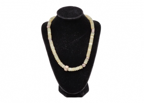 מחרוזת עשויה כסף סטרלינג (חתום) וחרוזי ג'ייד בקוטר ממוצע של: 1 ס"מ, אורך: 46 ס"מ