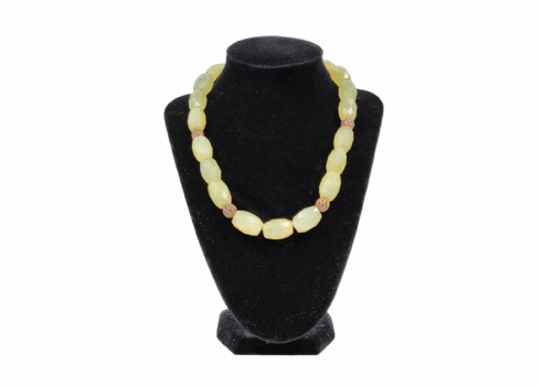 מחרוזת שזורה אבני פרהניט (Prehnite) מלוטשות וספייסרים עשויים כסף בעבודת פיליגראן