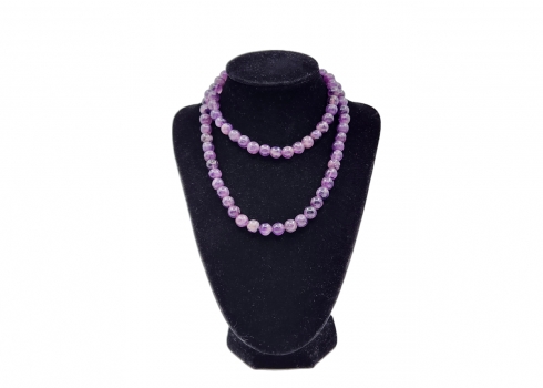 מחרוזת חרוזי אמטיסט (Amethyst) טבעי, רוחב כל חרוז: 8 מ"מ, אורך המחרוזת: 70 ס"מ.