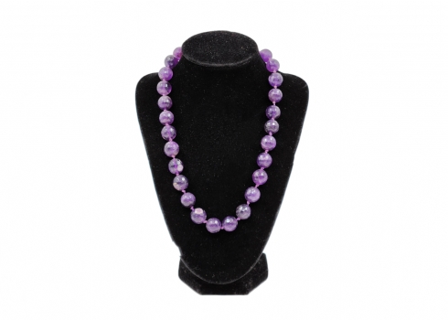 מחרוזת חרוזי אמטיסט (Amethyst) טבעי, רוחב כל חרוז: 13 מ"מ, אורך המחרוזת: 45 ס"מ.