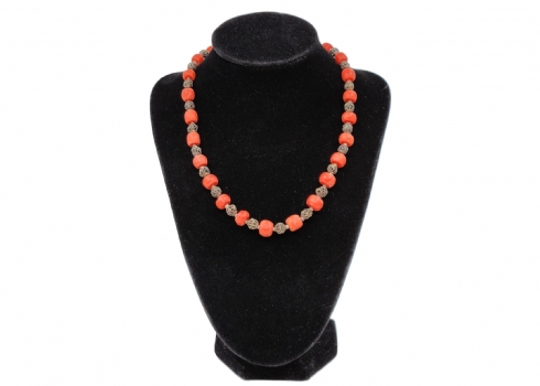 מחרוזת קורלים עם ספייסרים עשויים 'כסף נמוך', משקל: 44 גרם סה"כ, אורך: 40 ס"מ.