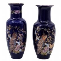 2 כדי פורצלן יפנים מעוטרים בהדפסי טווסים וצמחייה על רקע קובלט כחול וזהב, חתומים