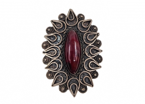 לאספני בצלאל - סיכה מתוצרת בצלאל עשויה כסף ומשובצת בענבר דובדבן (Cherry Amber)