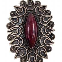 לאספני בצלאל - סיכה מתוצרת בצלאל עשויה כסף ומשובצת בענבר דובדבן (Cherry Amber)