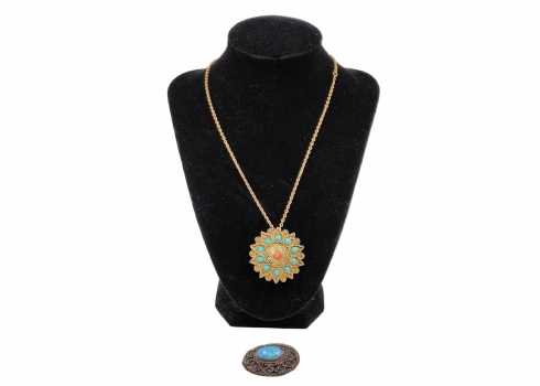 זוג סיכות ישראליות משנות החמישים, אחת יכולה לשמש גם כתליון, עשויות כסף