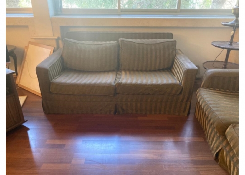 ספה דו מושבית של חברת 'פנדי' (Fendi)