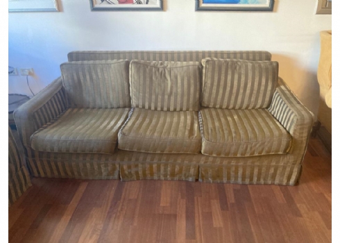 ספה תלת מושבית של חברת 'פנדי' (Fendi)