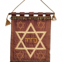 לאספני טקסטיל יודאיקה - דגל 'שיוויתי' / 'מזרח', עשוי בד רקום, וגדילים מוזהבים