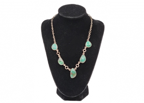 מחרוזת כסף ישראלית, עשויה כסף 'סטרלינג' (925), חתומה, משובצת אבני אילת ירוקות
