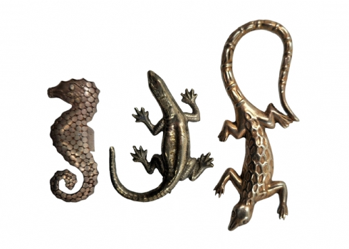 לוט של 3 תכשיטי כסף (שתי סיכות בצורת לטעות ותליון בצורת סוסון ים), חתומים