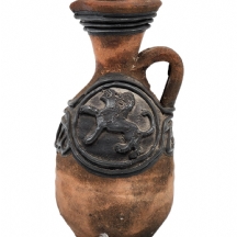 כד בסגנון ארכיאולוגי עתיק, עשוי חרס וכסף, מתוצרת: דומאר (Domar), מעוטר חיפוי כסף