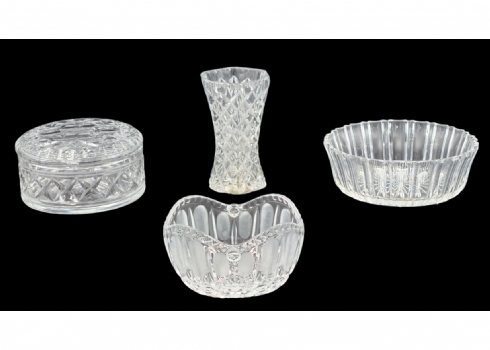 לוט של 4 כלי קריסטל וזכוכית שונים, הכולל, קערה, כד, קופסה עגולה וכלי לסוכר, צ'יפ