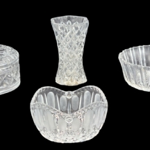 לוט של 4 כלי קריסטל וזכוכית שונים, הכולל, קערה, כד, קופסה עגולה וכלי לסוכר, צ'יפ