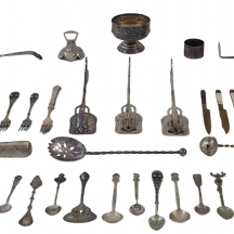 לוט של 32 כלי הגשה וחפצי נוי שונים עשויים מתכת מצופה כסף