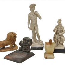 פסלים עשויים מחומרים שונים
