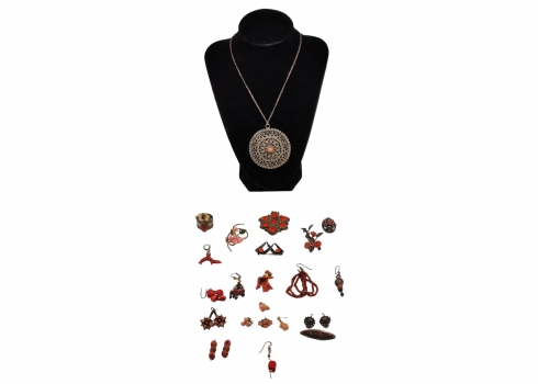 לוט של 24 תכשיטים עשויים מתכות שונות בתוכן כסף, כסף נמוך ועוד, וקורלים