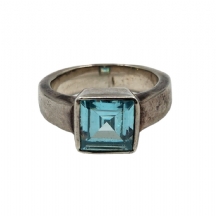 טבעת עשויה כסף 'סטרלינג' חתומה: 925, משובצת אבן אקווה מרין
