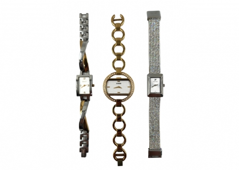 לוט של 3 שעוני יד לנשים מתוצרת: דונה קארן ניו יורק, סברובסקי ו- פרארי
