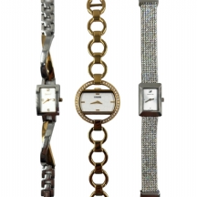 לוט של 3 שעוני יד לנשים מתוצרת: דונה קארן ניו יורק, סברובסקי ו- פרארי